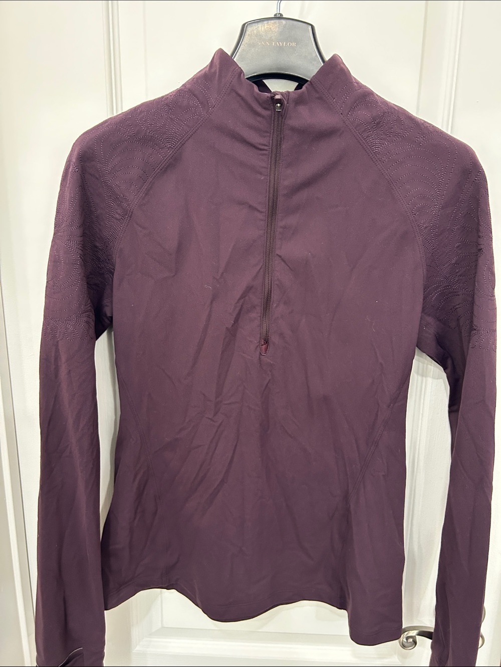 Lululemon top w embroidery